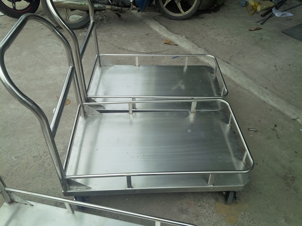 Những đặc điểm của xe đẩy inox